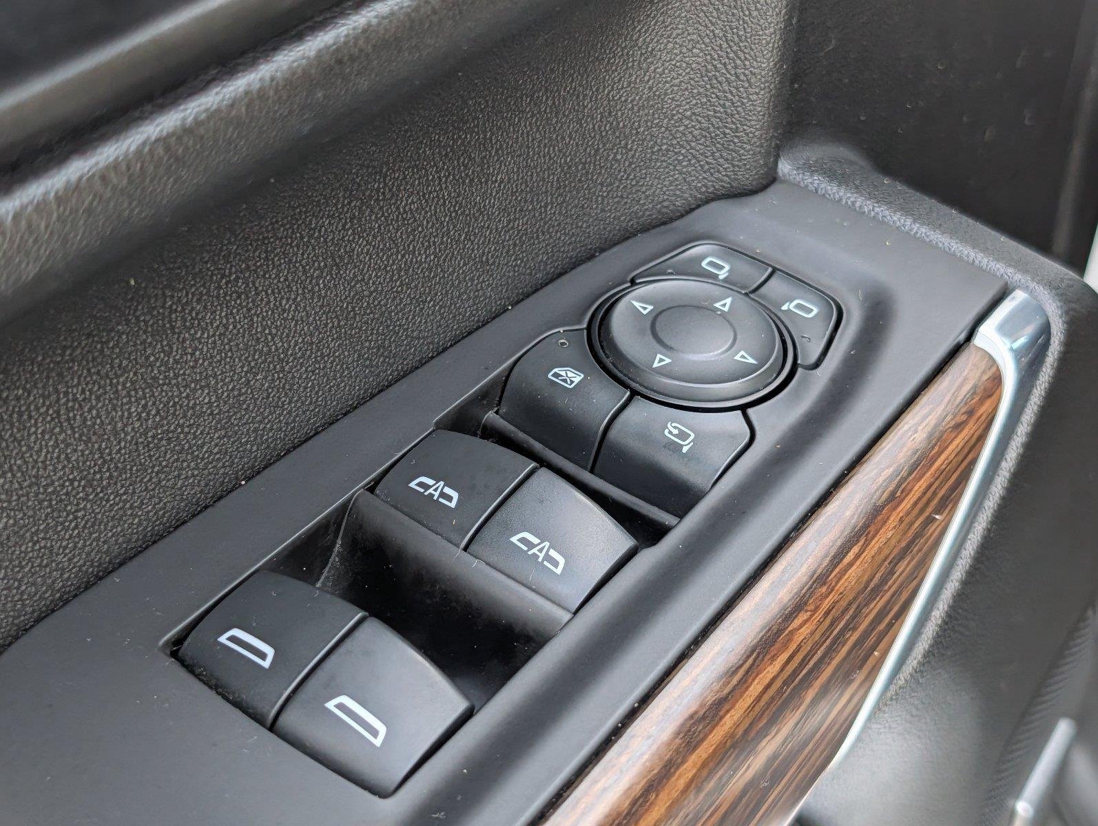 Used 2020 IRIDESCENT PEARL TRICOAT Chevrolet High Country image 17