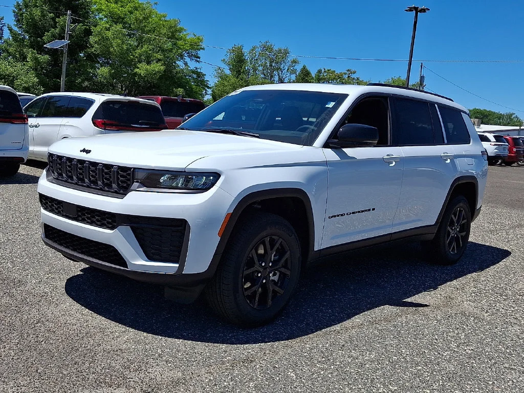 New 2026 Bright White Clear-Coat Exterior Paint Jeep Laredo Altitude image 4