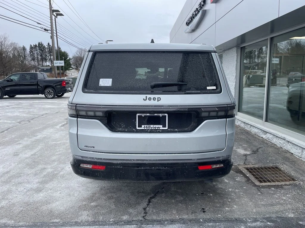 New 2026 Silver-Zynith Exterior Paint Jeep Limited Altitude image 4