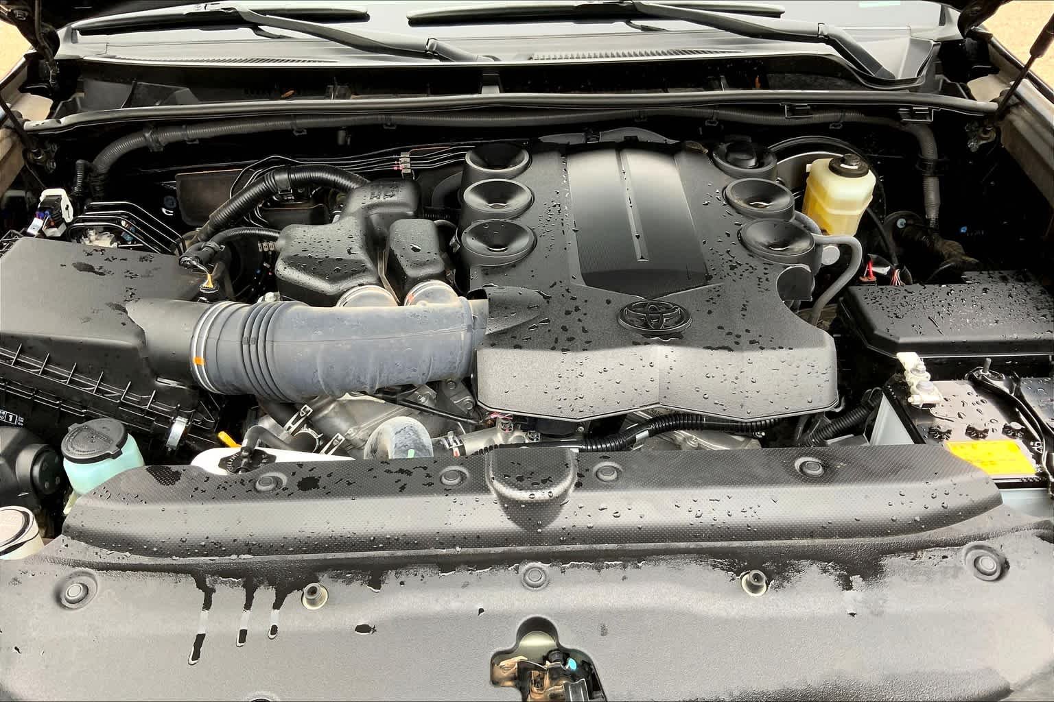 Used 2018 Midnight Black Metallic Toyota SR5 Premium image 30