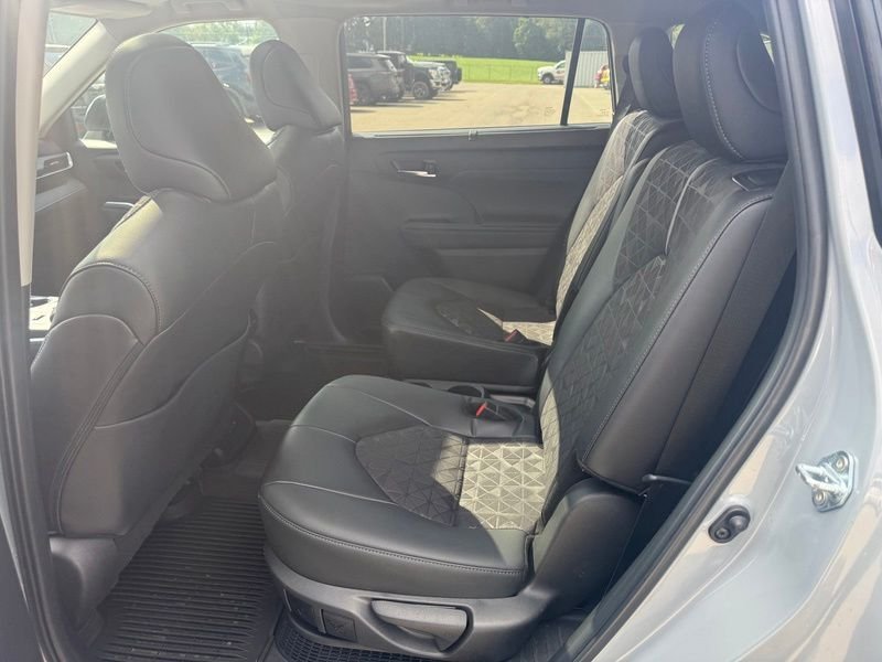 Used 2024  Toyota XLE image 6