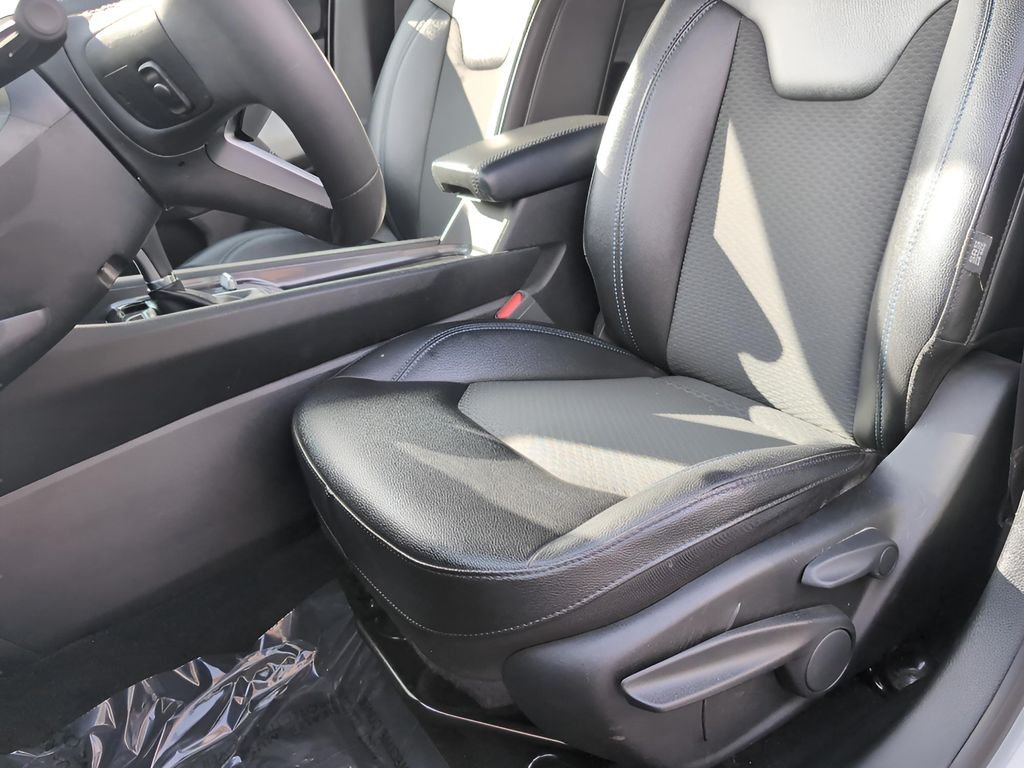 Used 2024 Bright White Clearcoat Jeep Latitude image 12