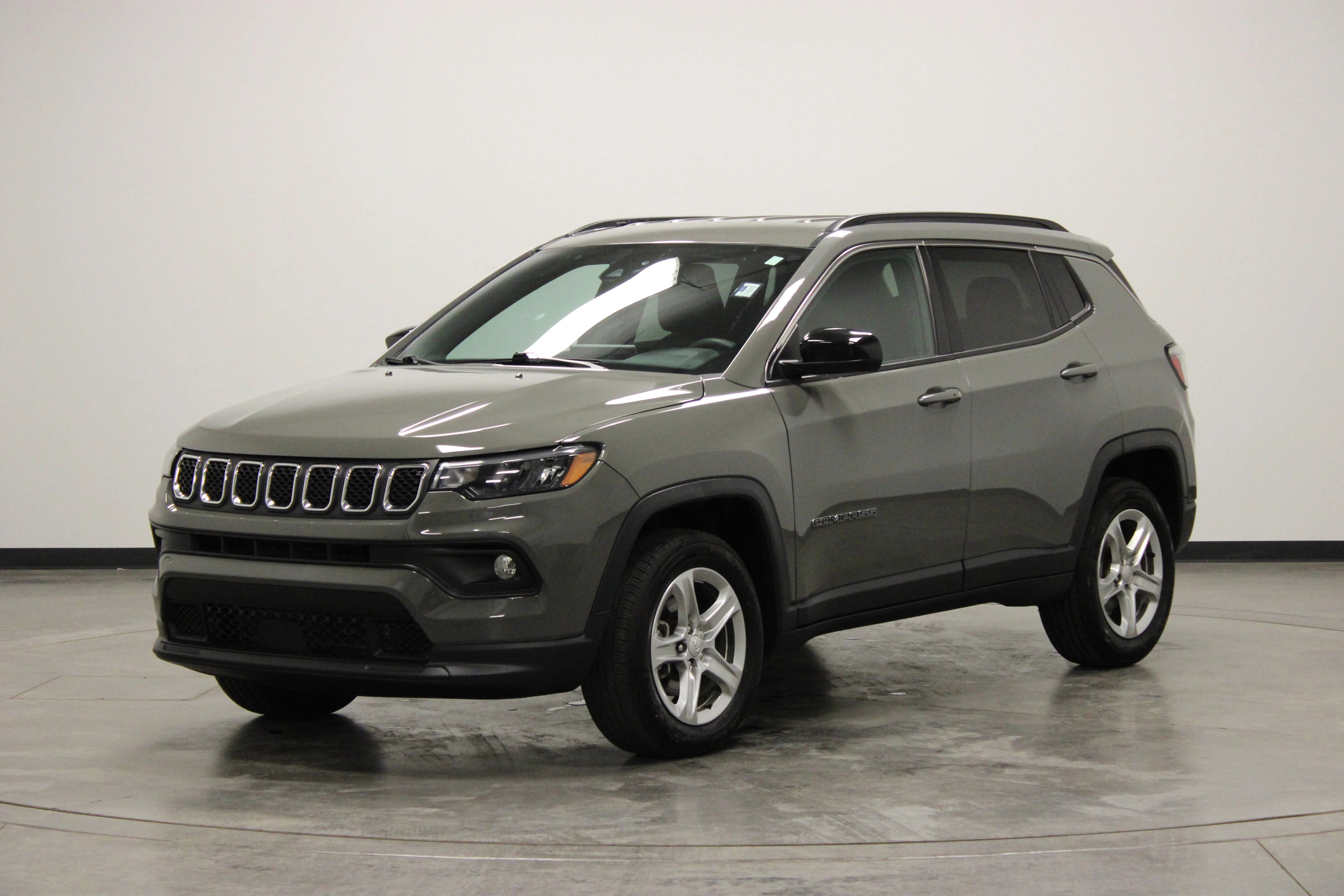 Used 2024 Sting-Gray Clearcoat Jeep Latitude image 4