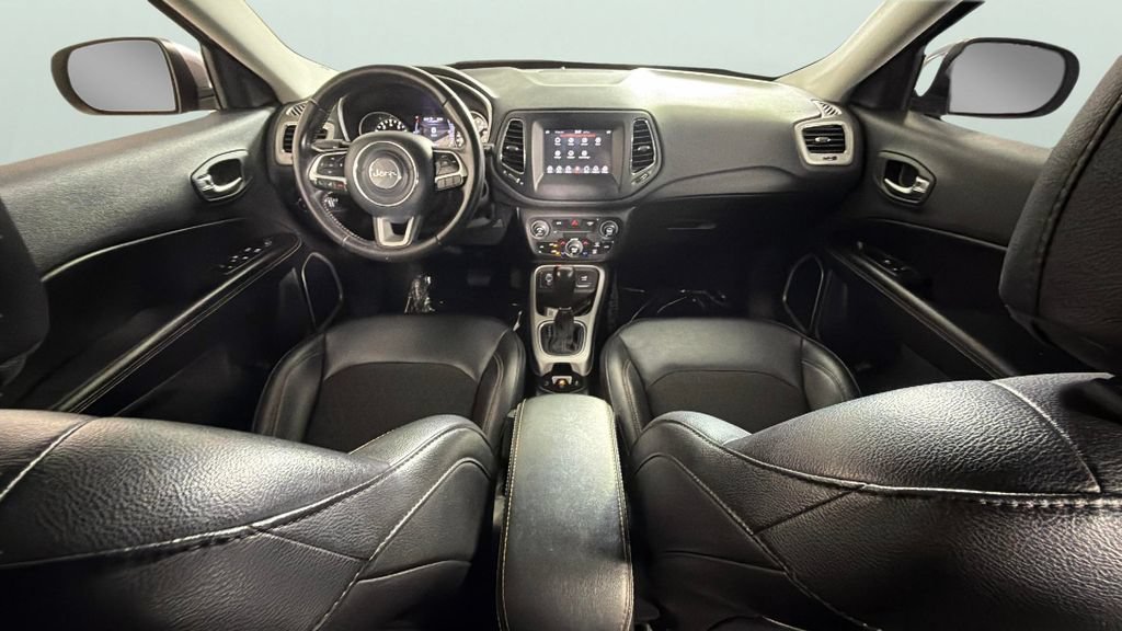 Used 2020 Silver Jeep Latitude FWD image 30
