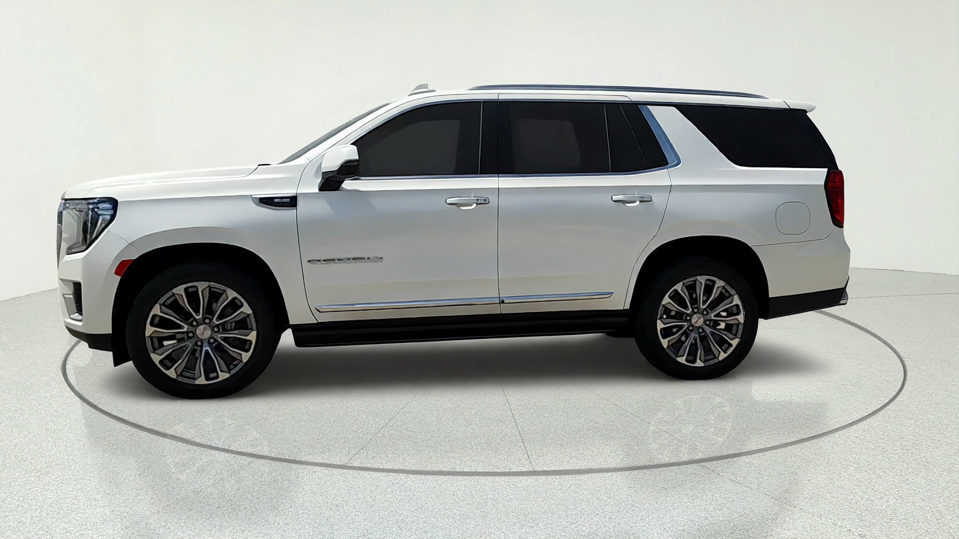 Used 2022 White Frost Tricoat GMC Denali image 4