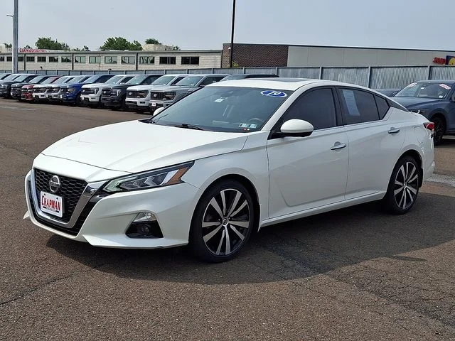 Used 2019 White Nissan 2.5 Platinum image 3