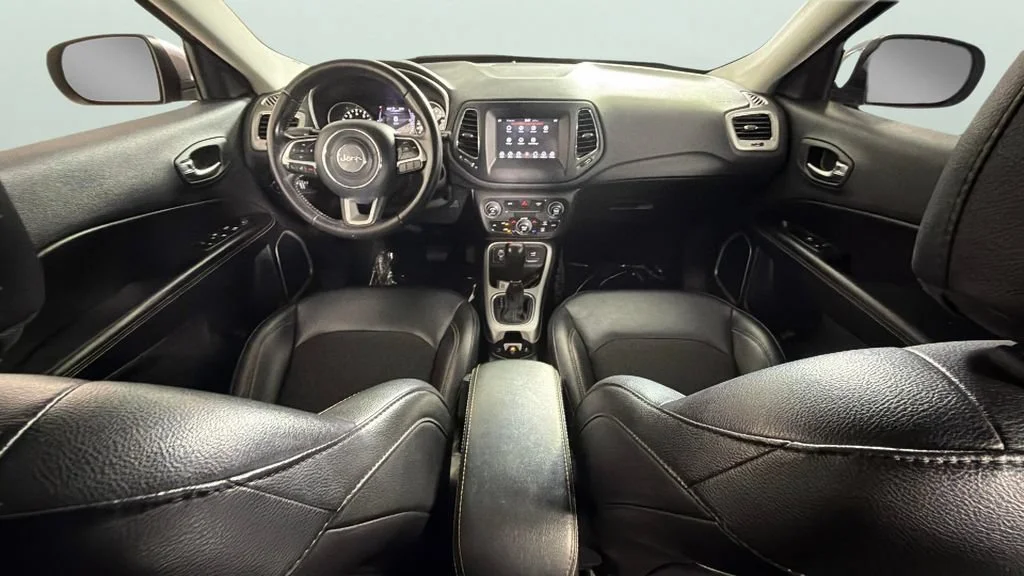 Used 2020 Silver Jeep Latitude FWD image 30