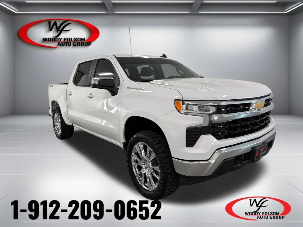 Used 2025 Summit White Chevrolet LT image 1