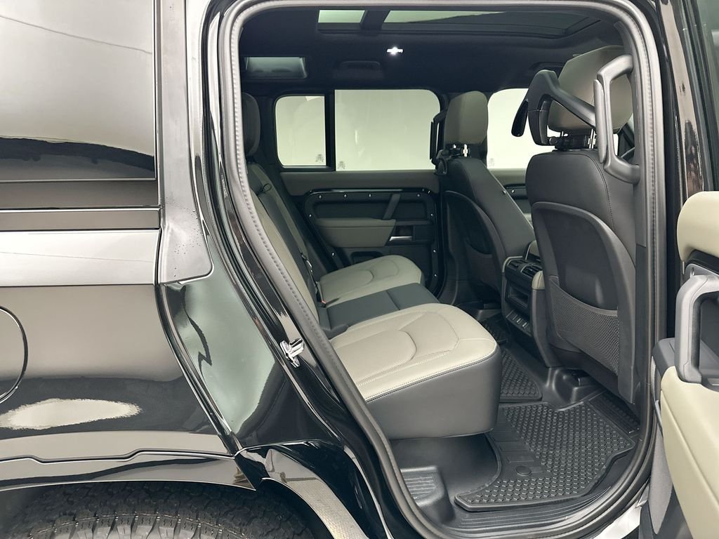 New 2026 Santorini Black Land Rover X-Dynamic SE image 7