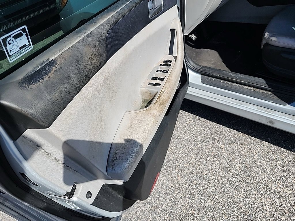 Used 2019 Silver Hyundai SE image 28