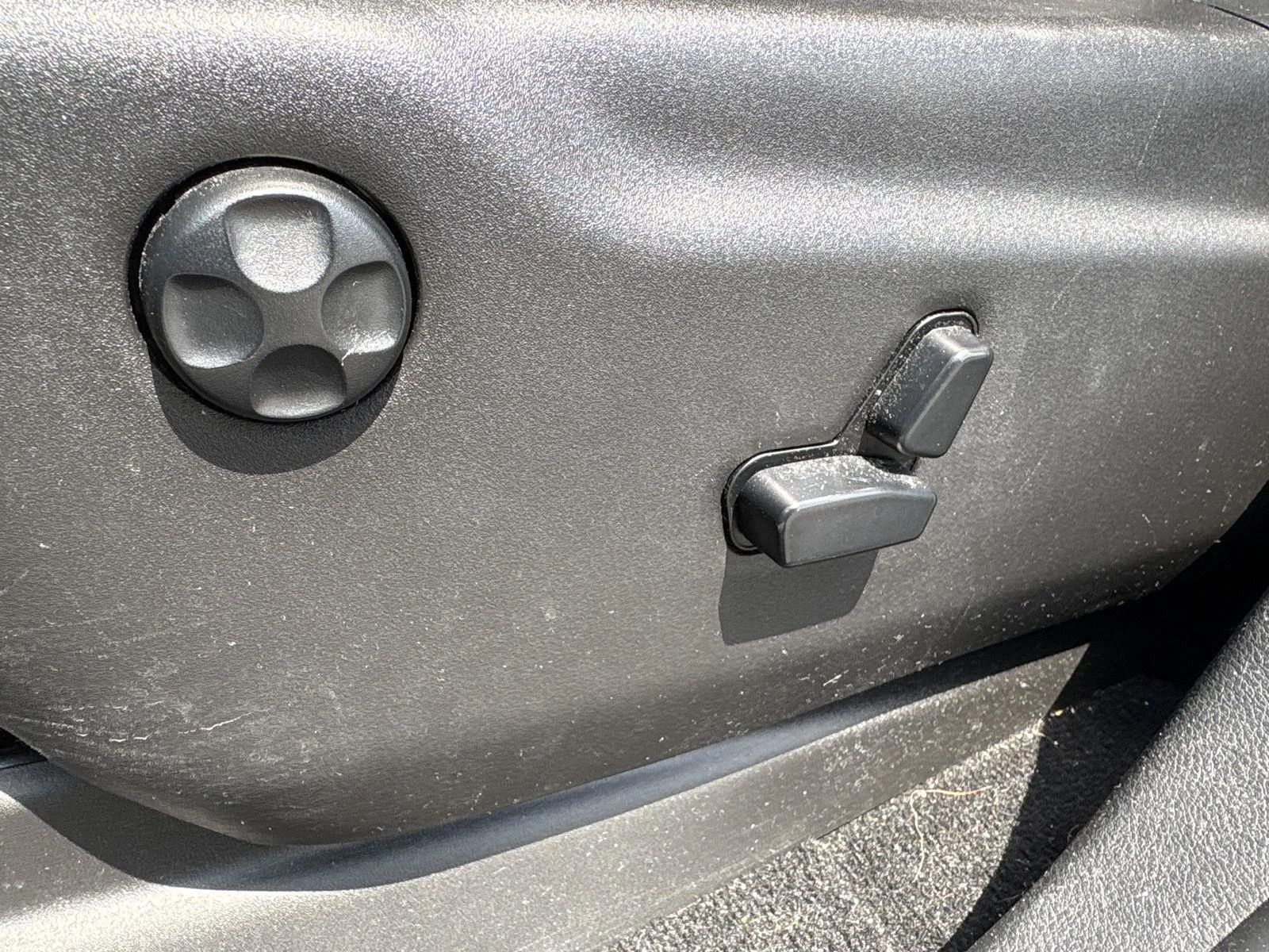 Used 2020 Diamond Black Crystal Pearl Jeep Laredo image 8