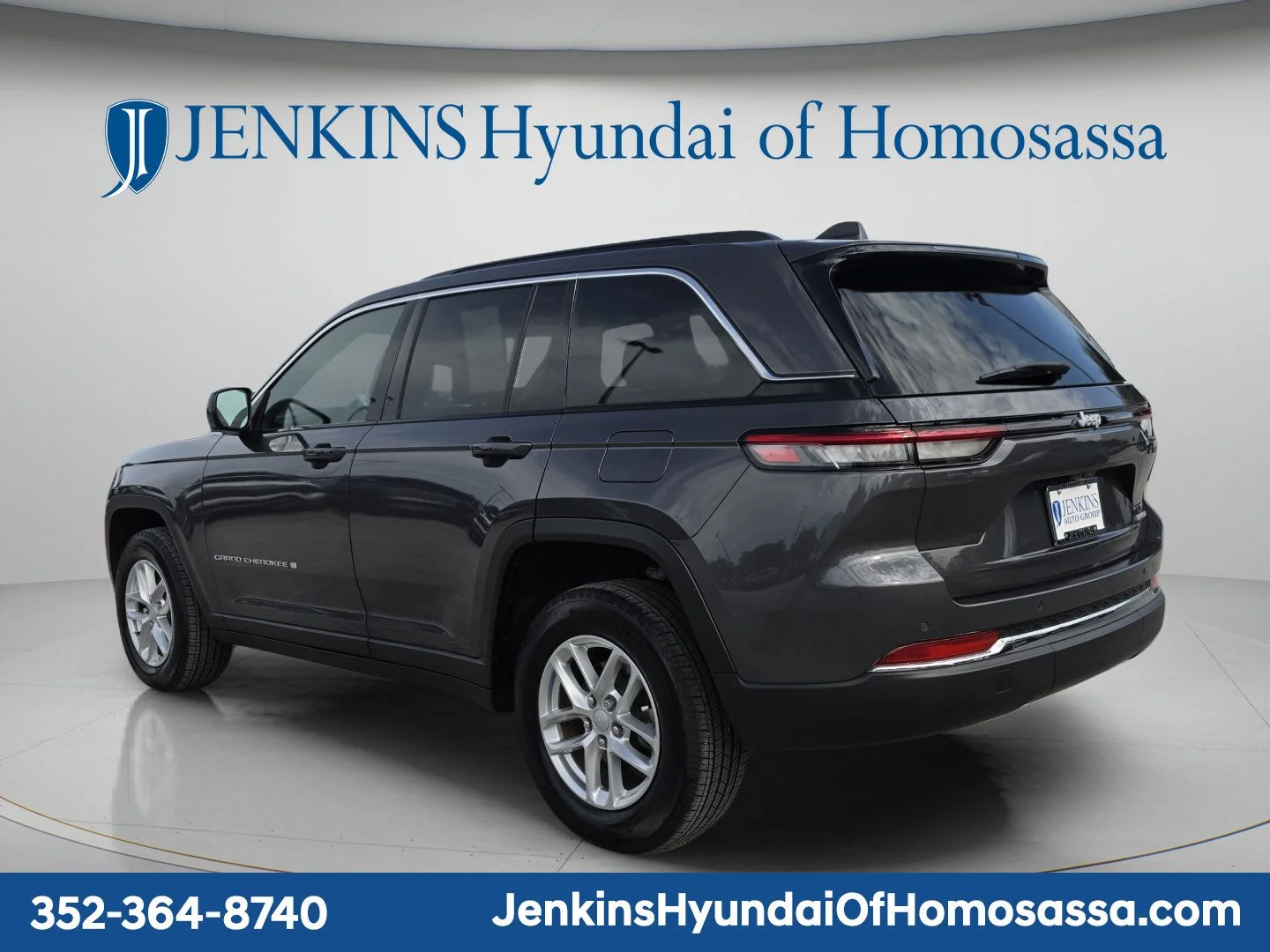 Used 2024 Gray Jeep Laredo X image 6