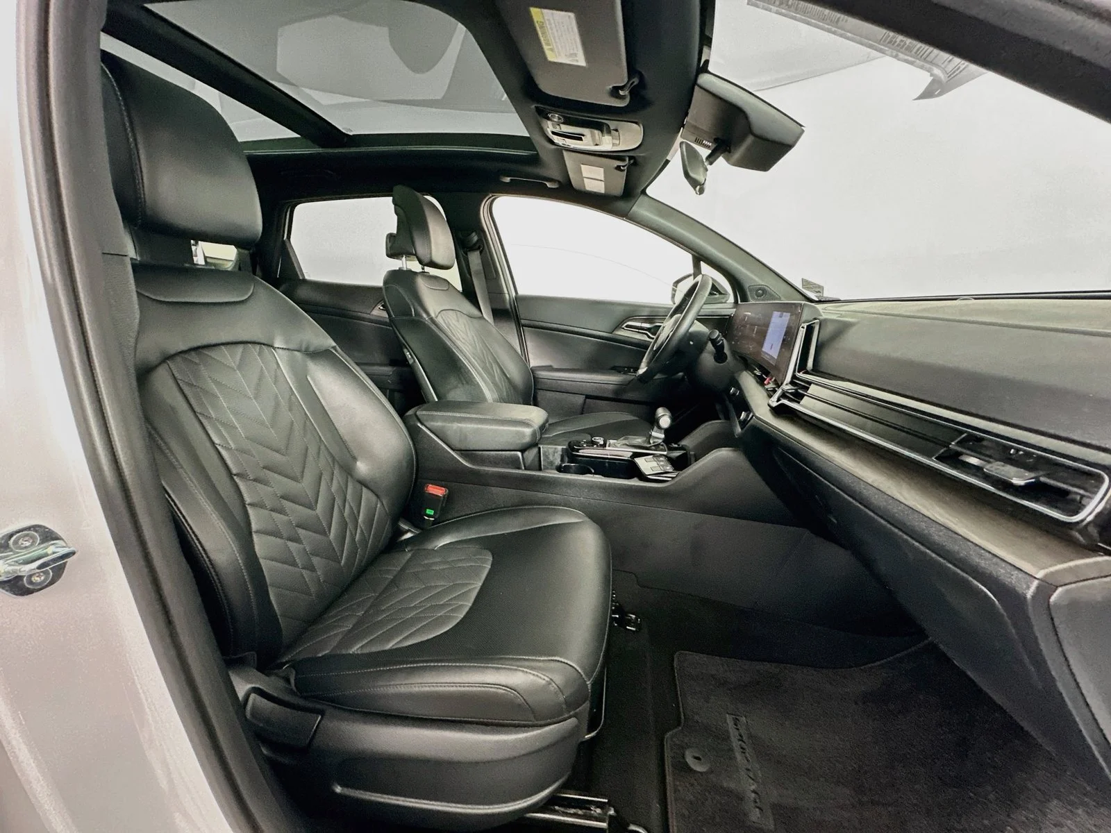 Used 2025 Glacier White Pearl/Ebony Black Roof Kia X-Pro image 30