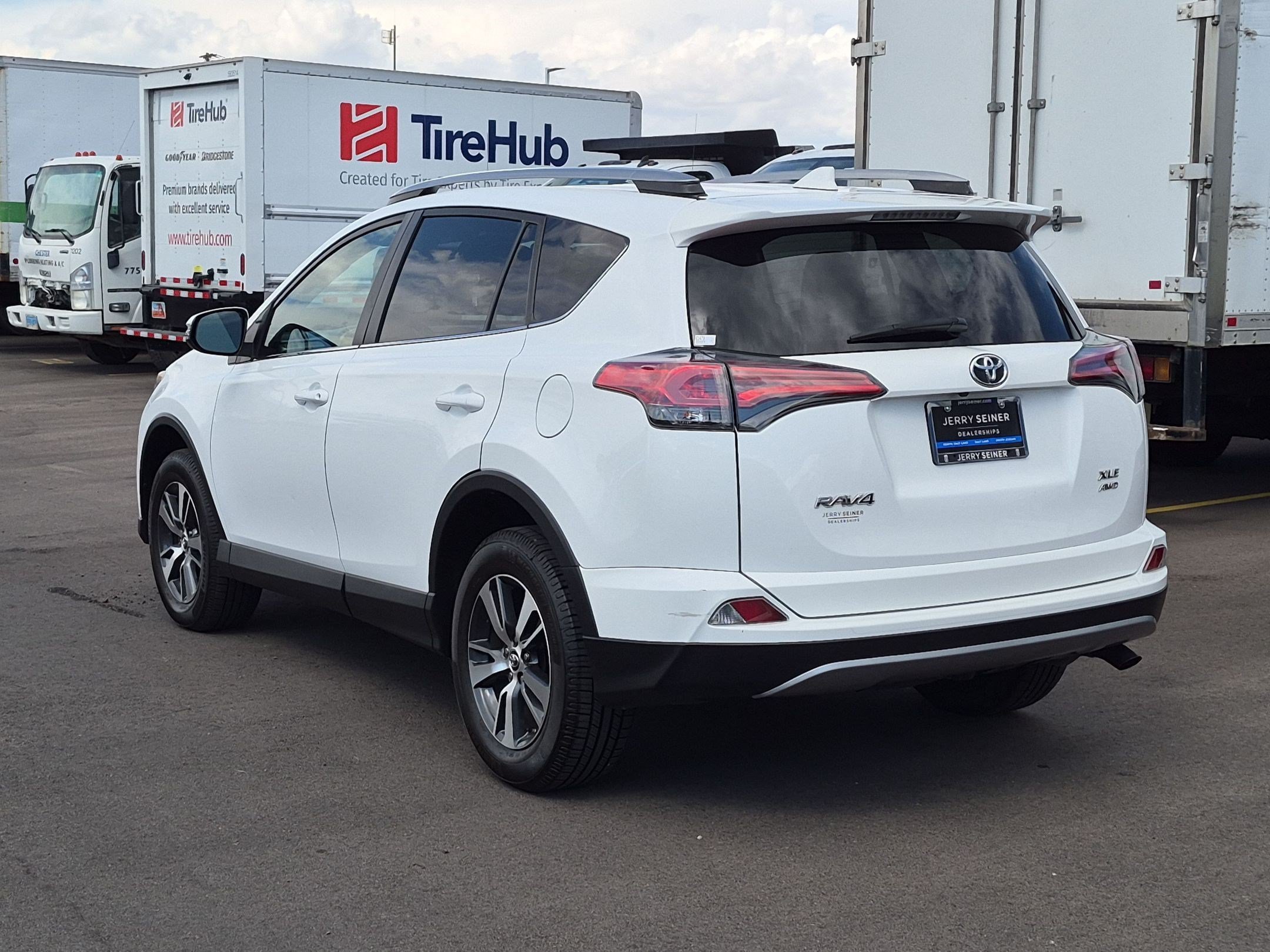 Used 2018 Super White Toyota XLE image 3