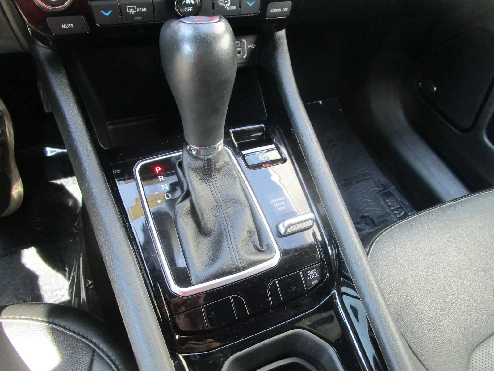 Used 2023 Bright White Clearcoat Jeep Limited image 22