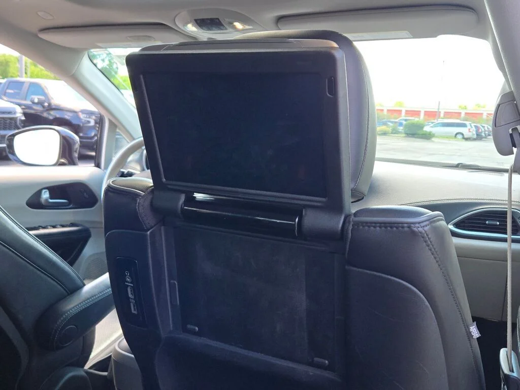 Used 2020 Black Chrysler Limited image 11