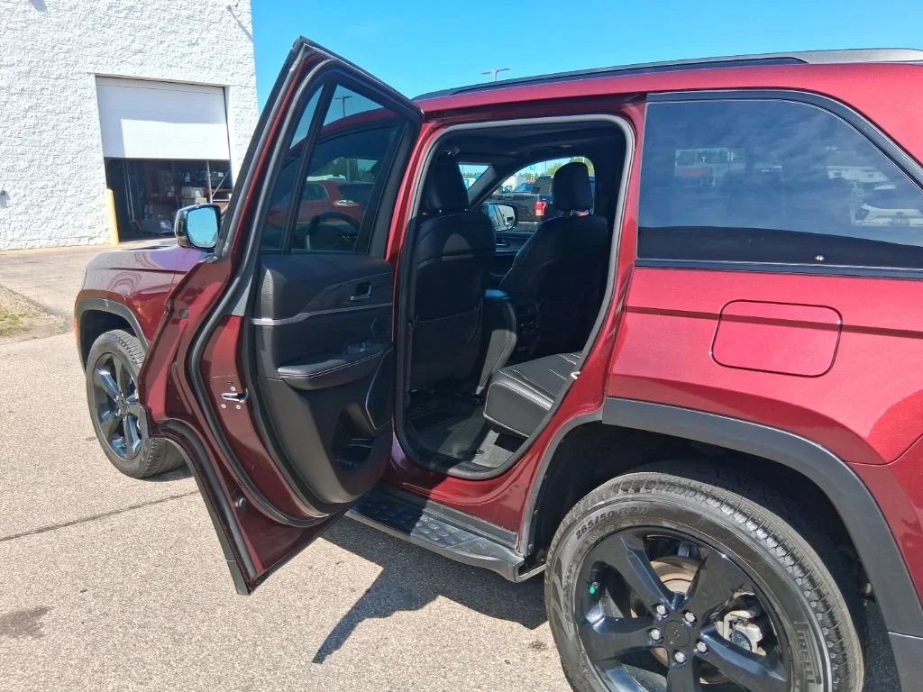 Used 2024 Velvet Red Pearlcoat Jeep Limited image 31