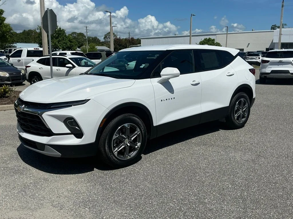 Used 2025 White Chevrolet LT image 2