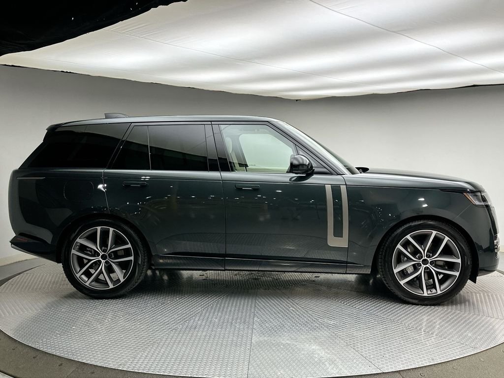 New 2026 Belgravia Green Metallic Land Rover SE image 4