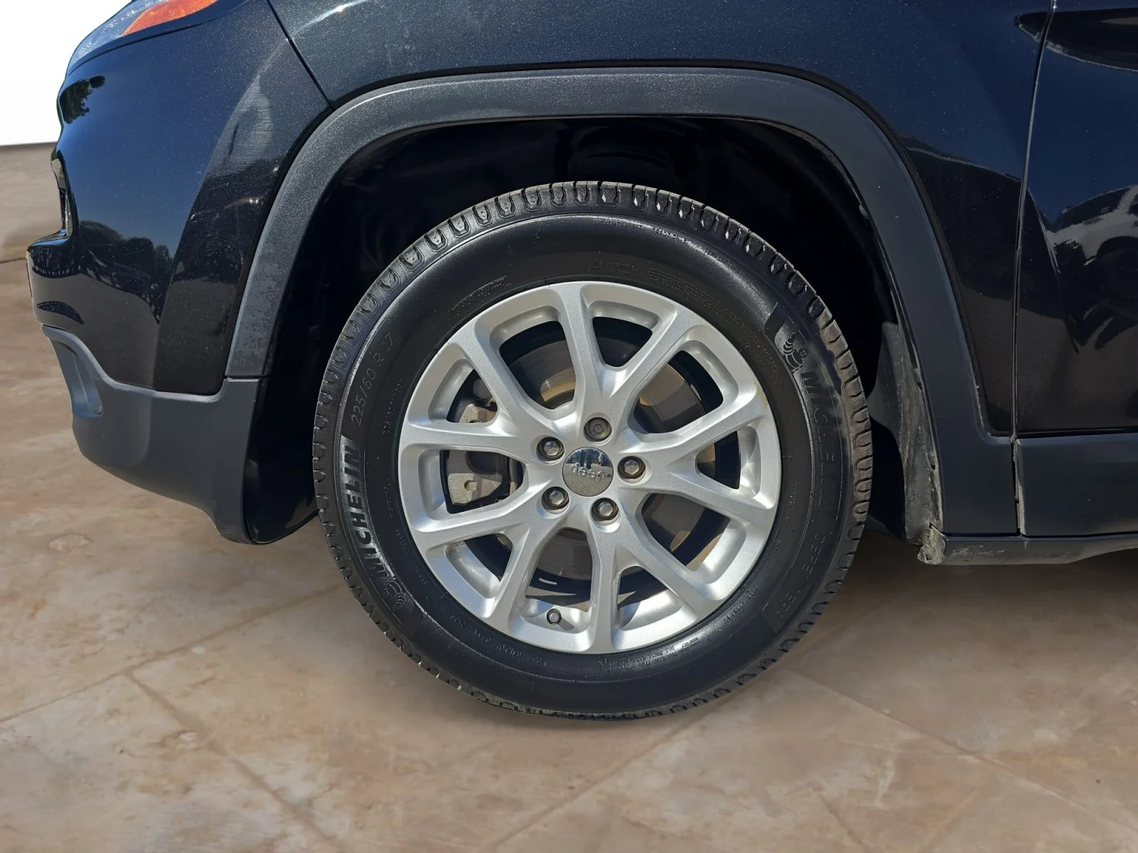 Used 2016 Brilliant Black Crystal Pearlcoat Jeep Latitude image 25