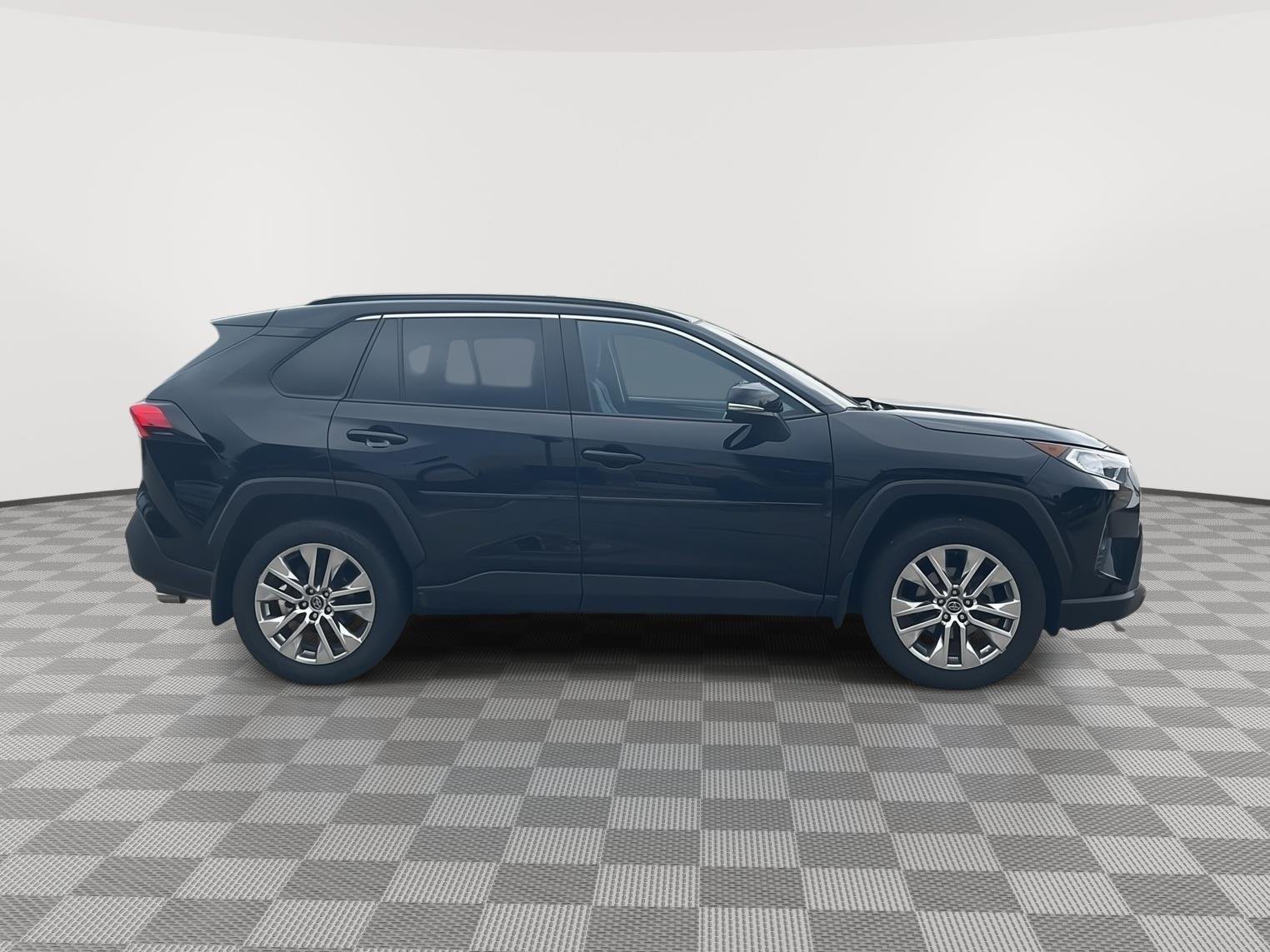 Used 2020 Midnight Black Metallic Toyota XLE Premium image 4