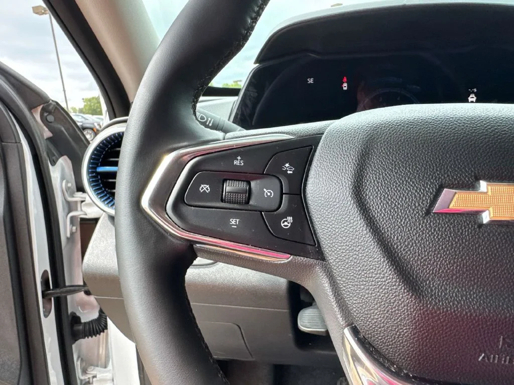 Used 2025 White Chevrolet LT image 30