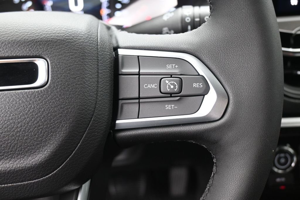 New 2026 Red Hot Pearlcoat Jeep Latitude image 28