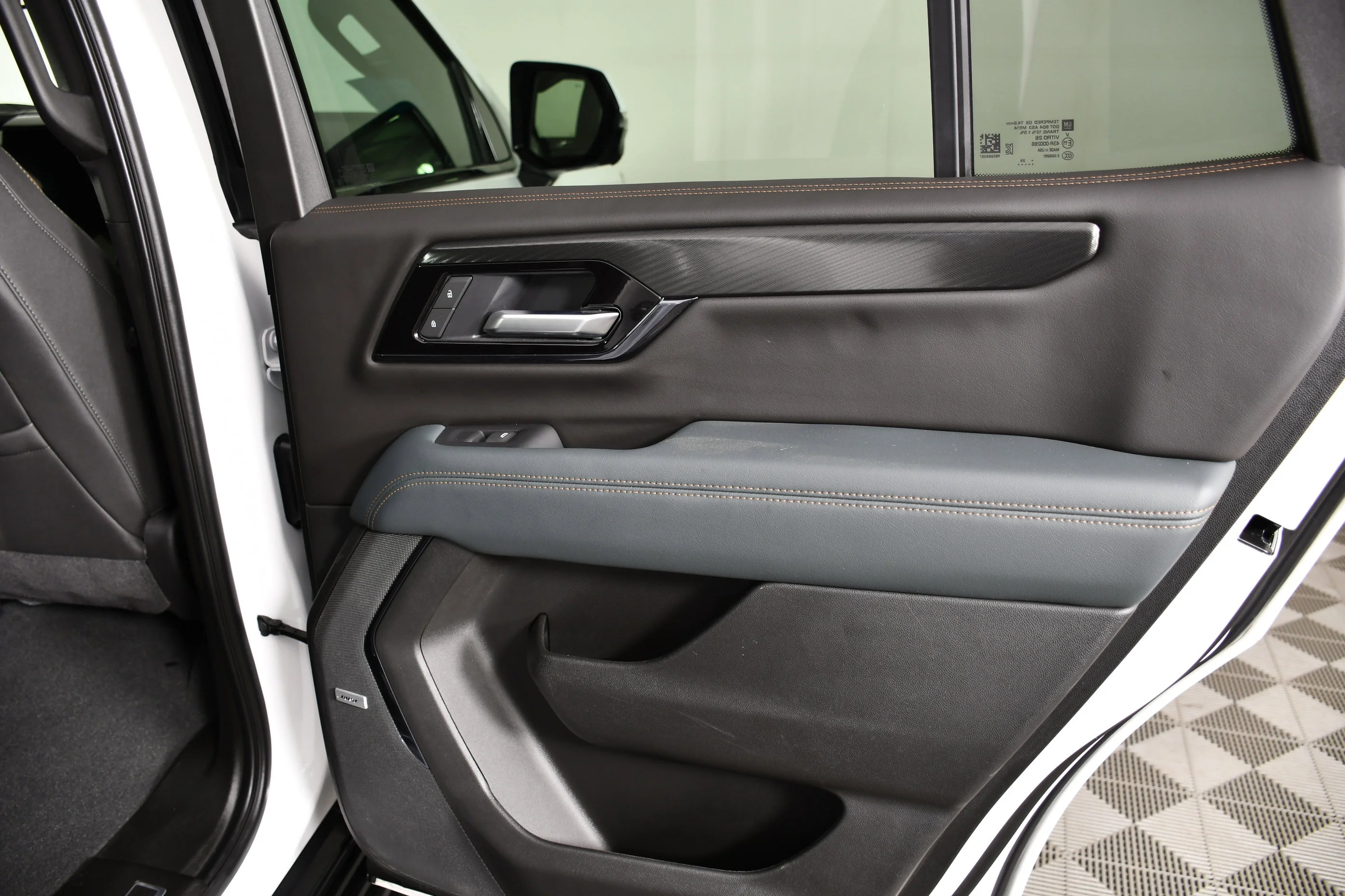 Used 2025 Summit White GMC AT4 image 46