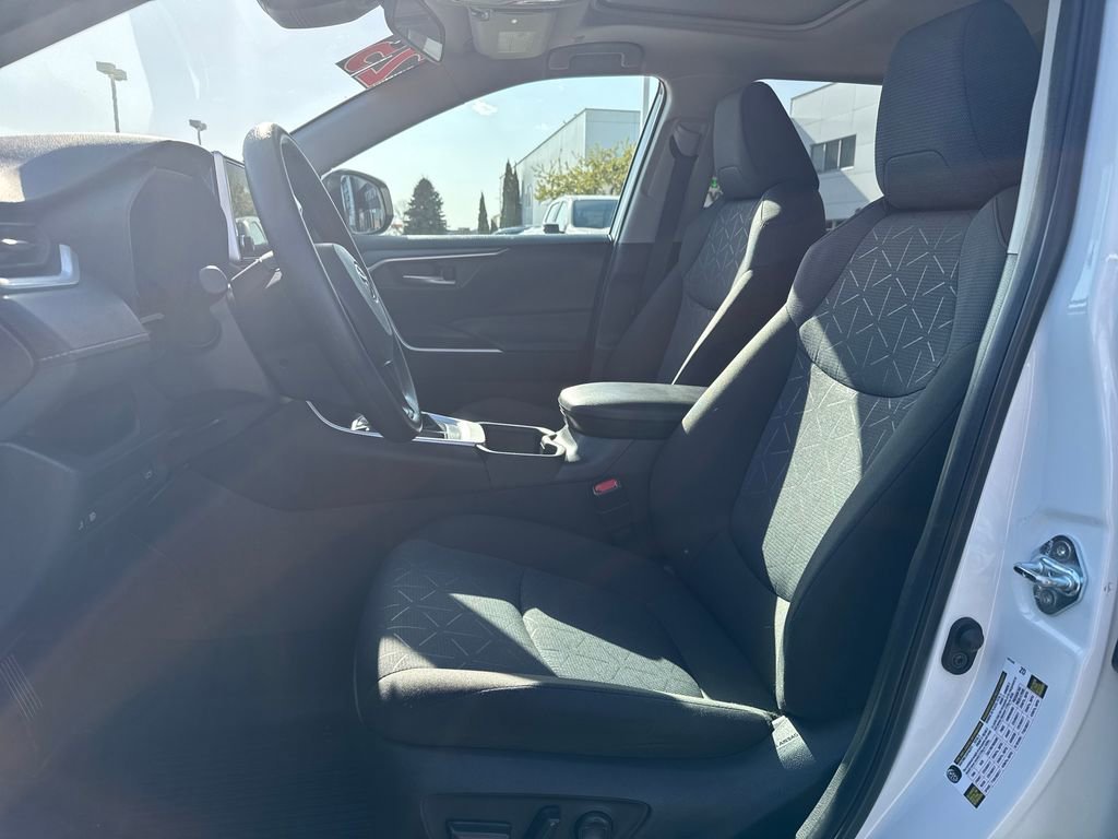 2025 Toyota RAV4 XLE - Photo 14