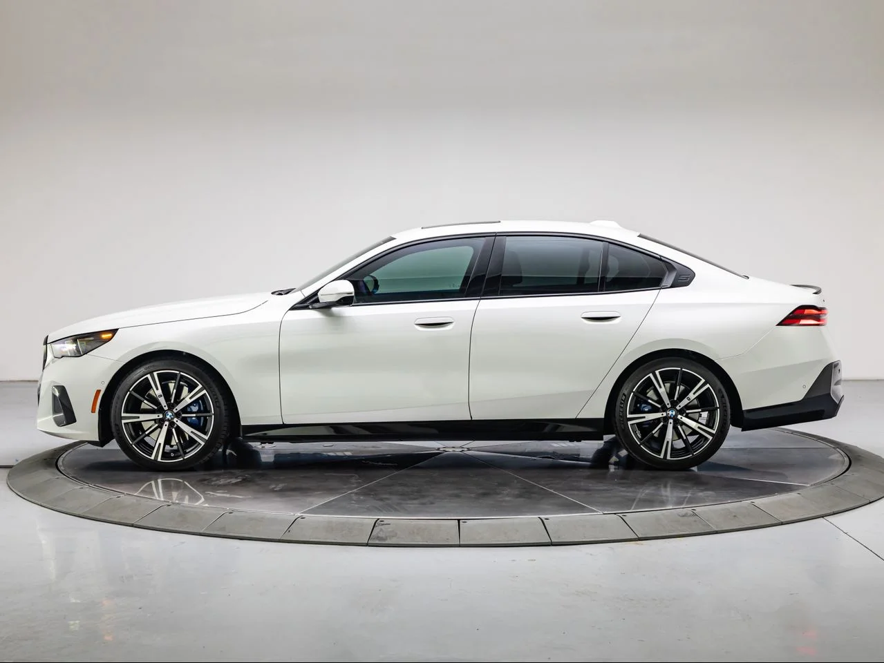 Used 2024 Mineral White Metallic BMW xDrive image 2