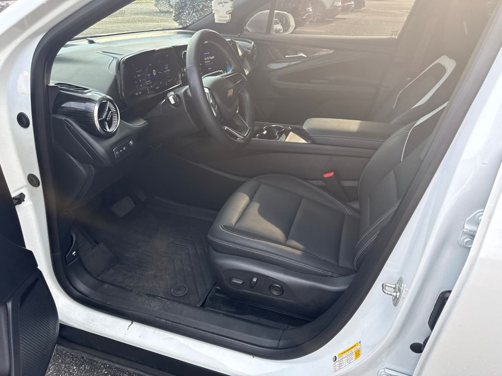 Used 2024 Summit White Chevrolet LT image 13
