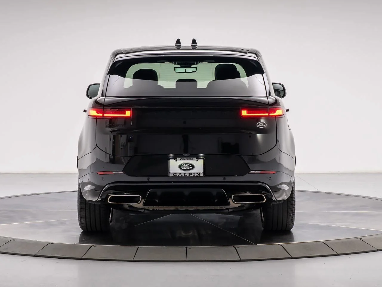 Used 2023 Black Land Rover SE Dynamic image 4