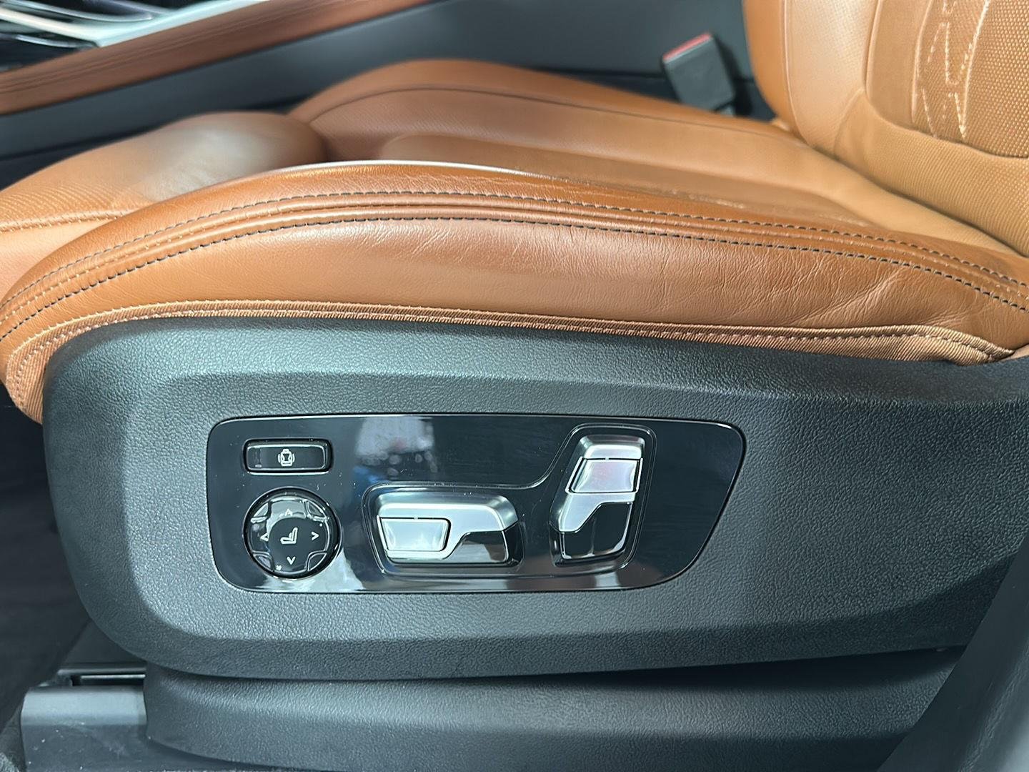 Used 2024 Mineral White Metallic BMW xDrive40i image 10