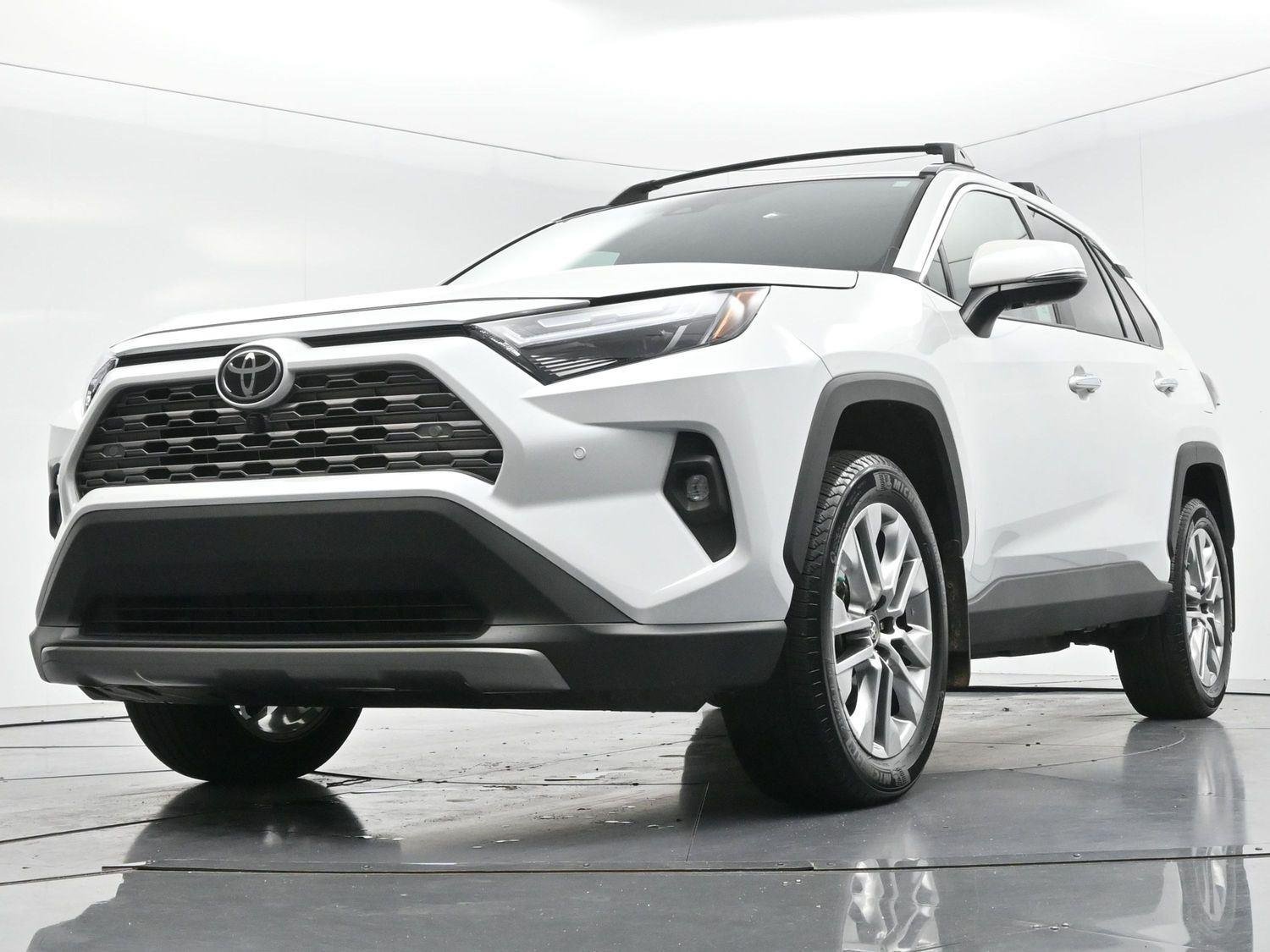 Used 2025 Wind Chill Pearl Toyota Limited image 47