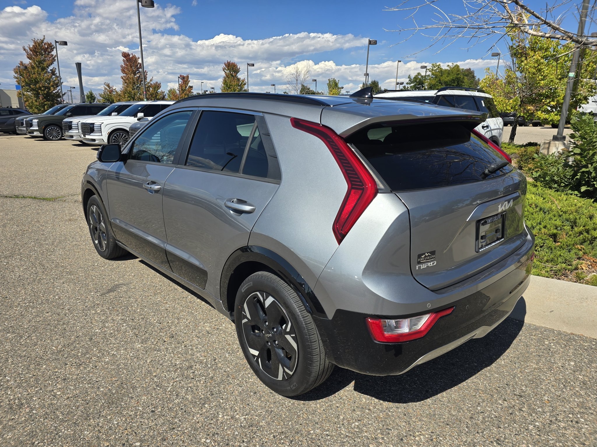 Used 2024 Steel Gray Kia Wind image 3