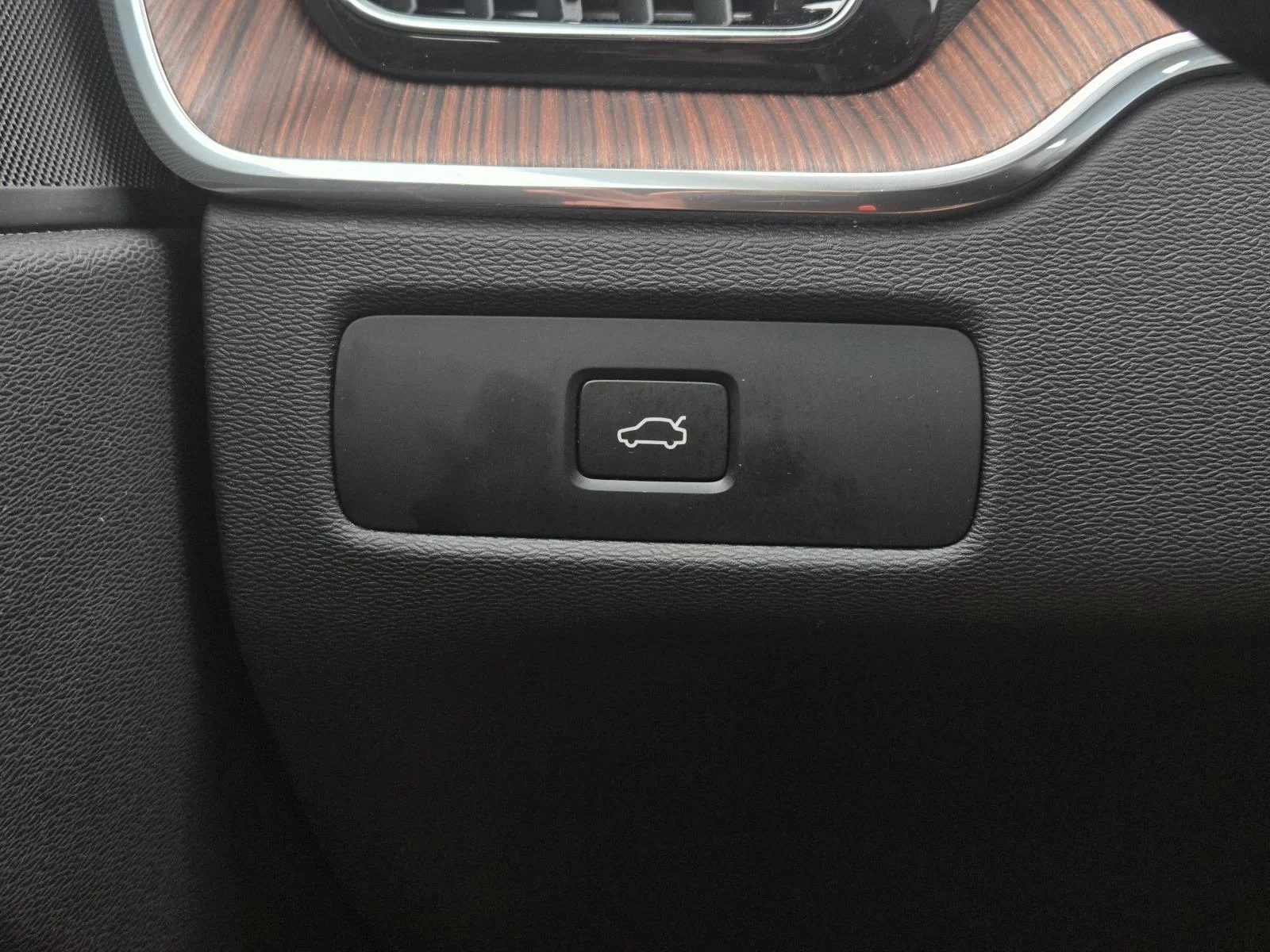 Certified Used 2023 Silver Dawn Metallic Volvo Plus Dark Theme image 23