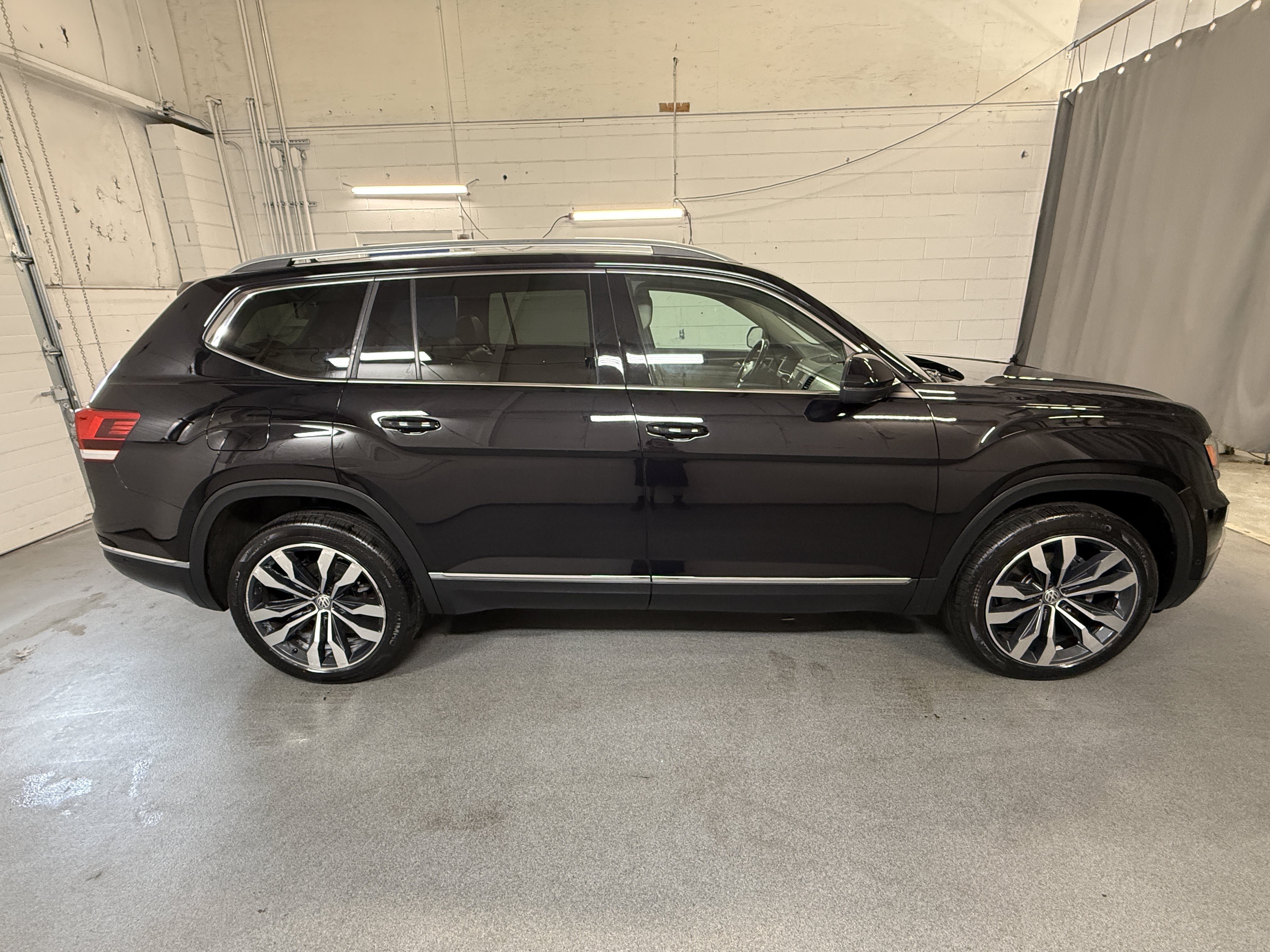 Used 2019 Deep Black Pearl Volkswagen 3.6L V6 SEL Premium image 10