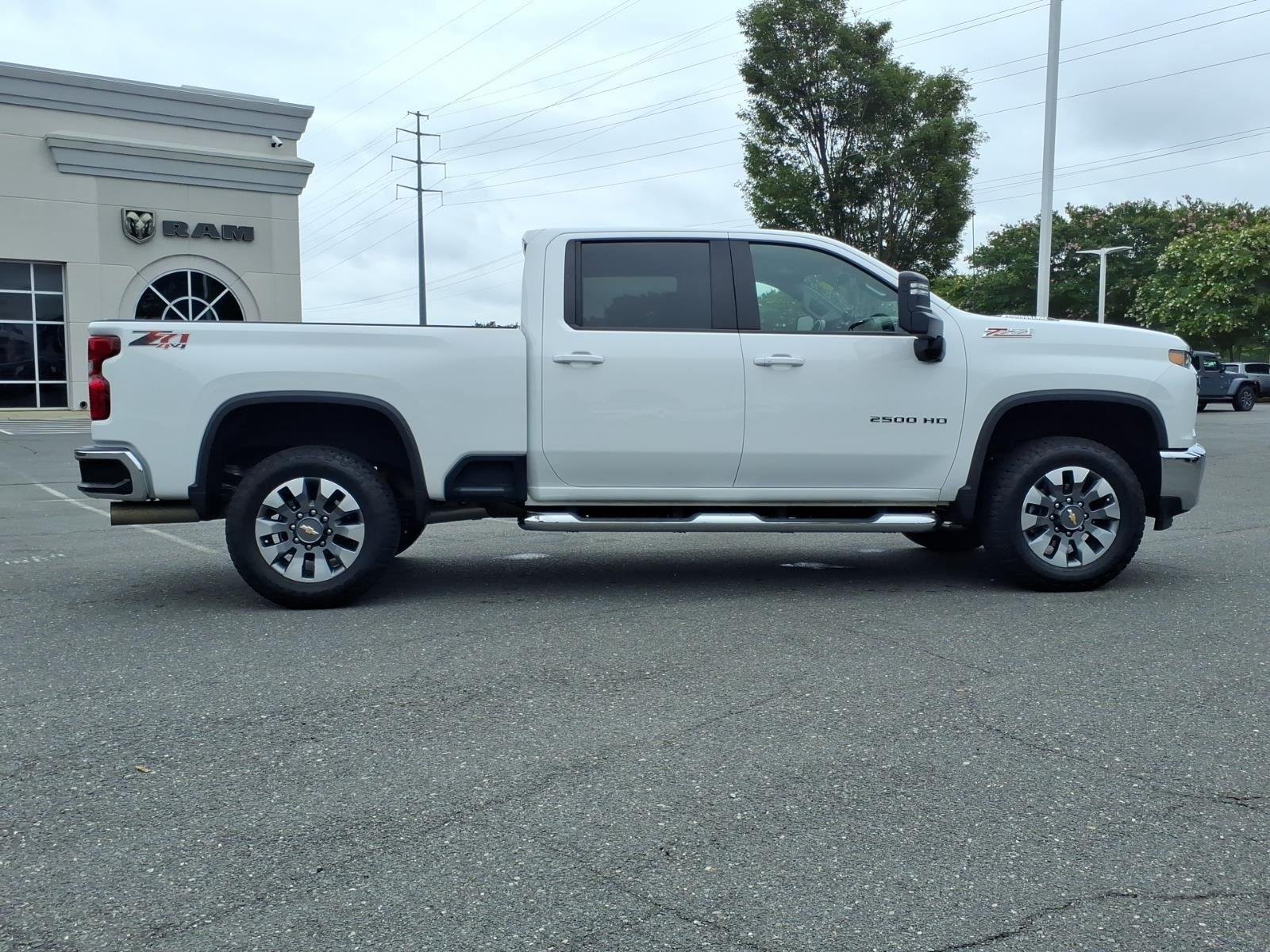 Used 2022 Summit White Chevrolet LT image 3