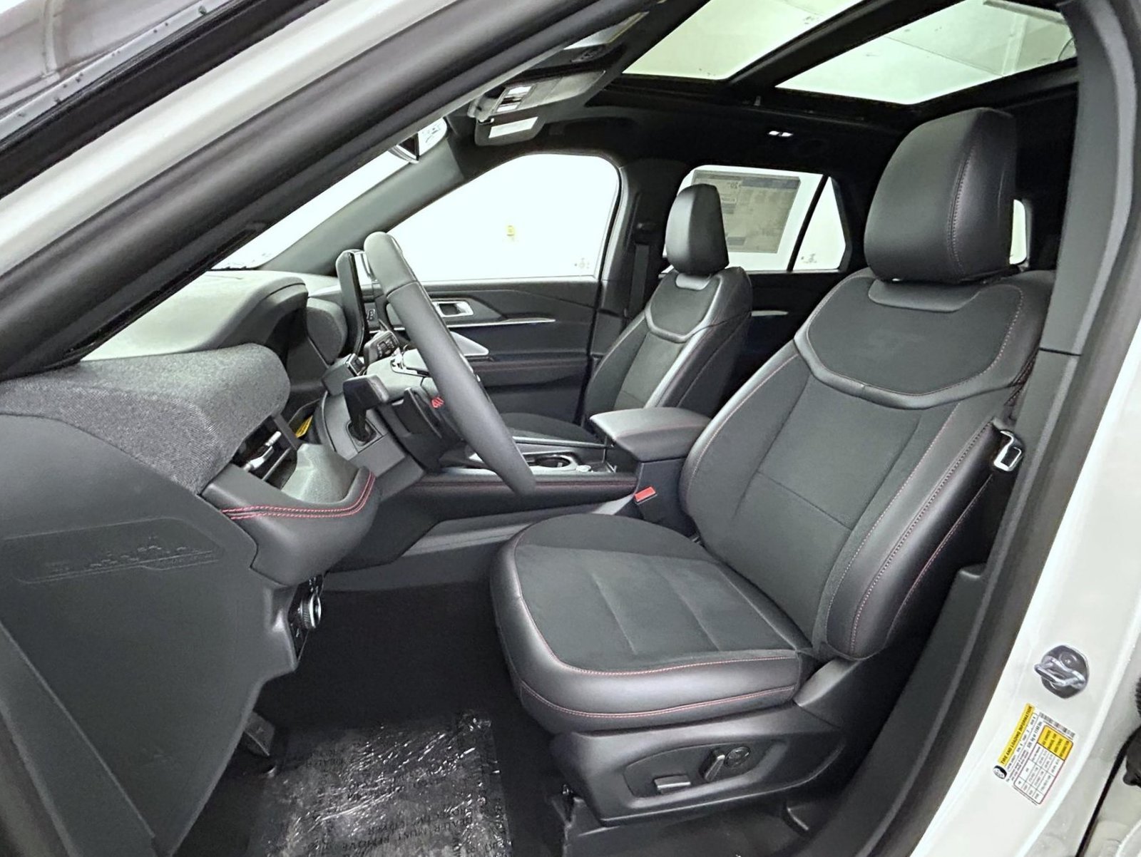 New 2027 Star White Metallic Tri-Coat Ford ST image 10