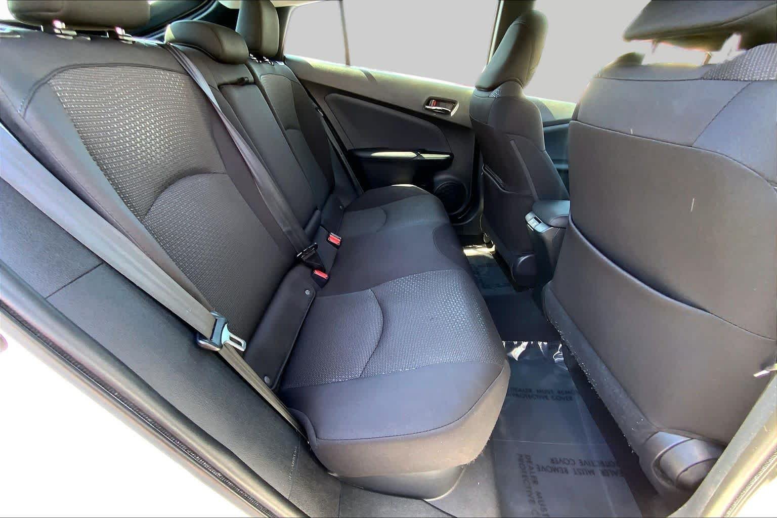 Used 2022 White Toyota LE image 19