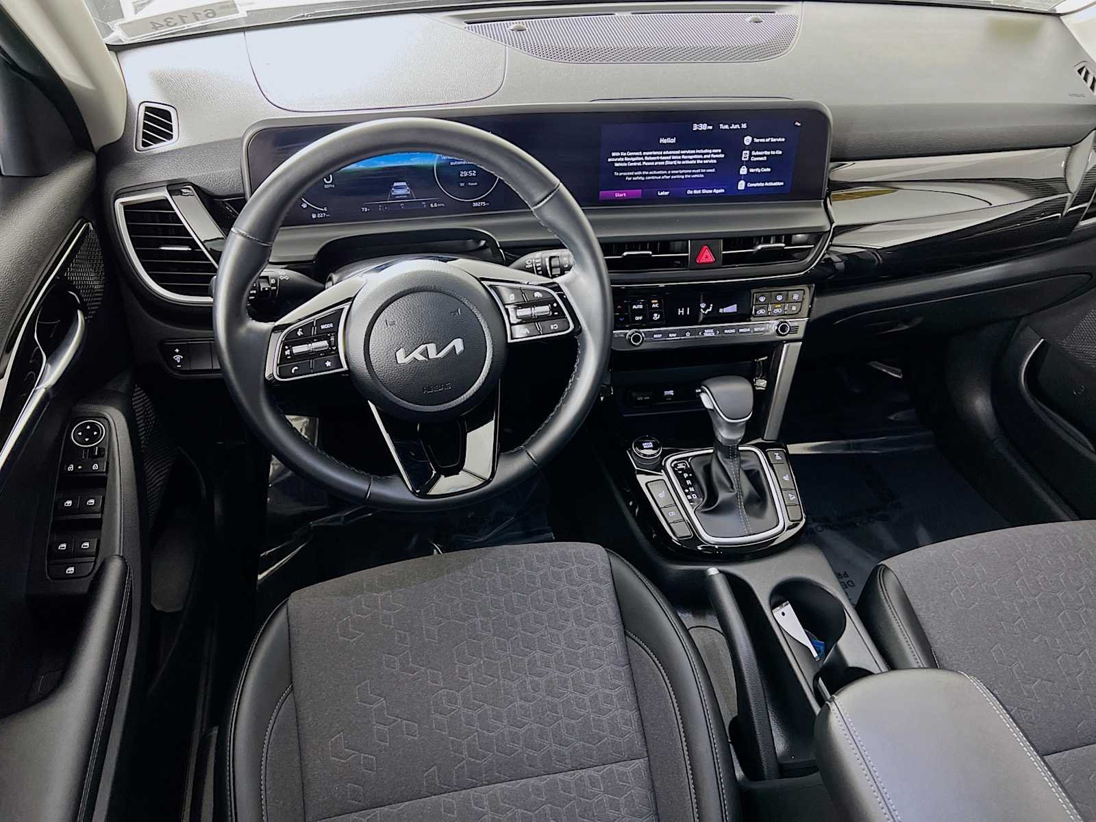 Used 2024 Clear White/Black Roof Kia X-Line image 23
