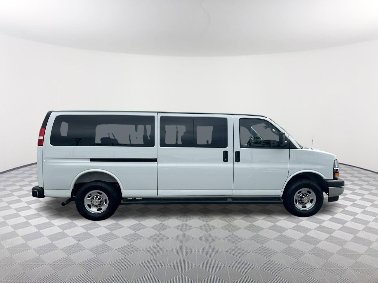 Used 2025 Summit White Chevrolet LT image 4
