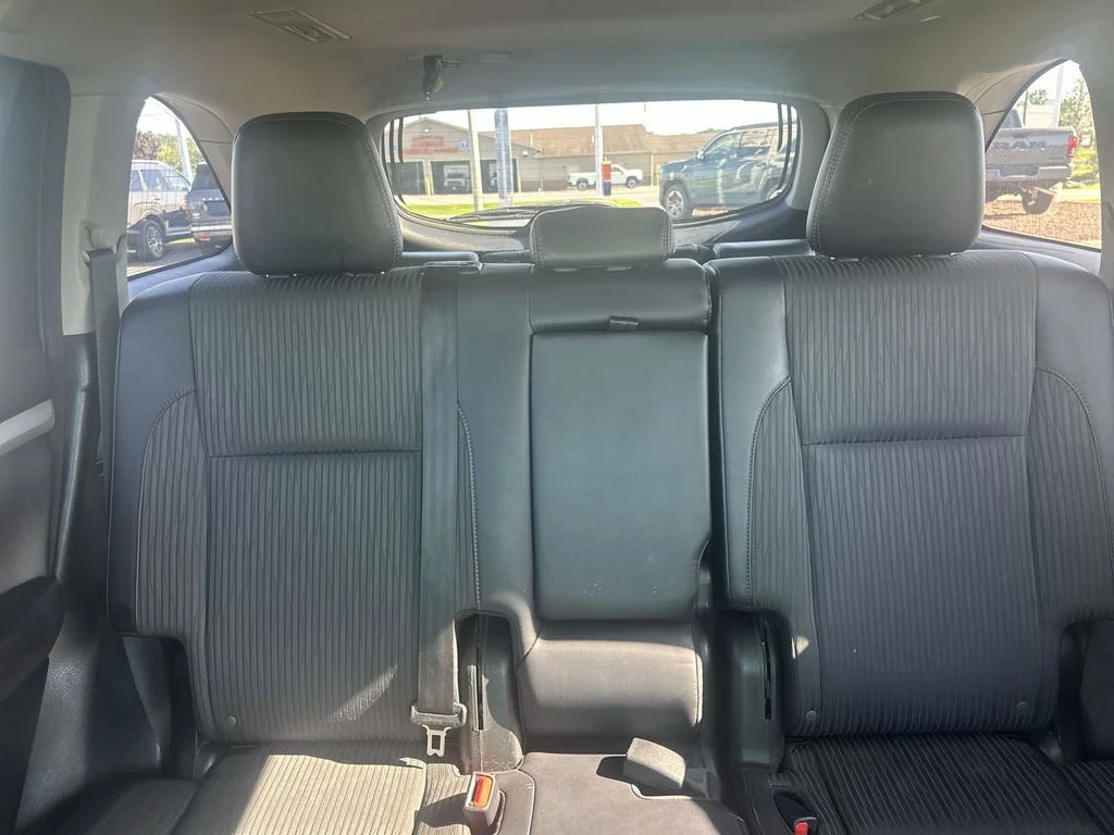 Used 2016 Silver Toyota LE V6 image 13