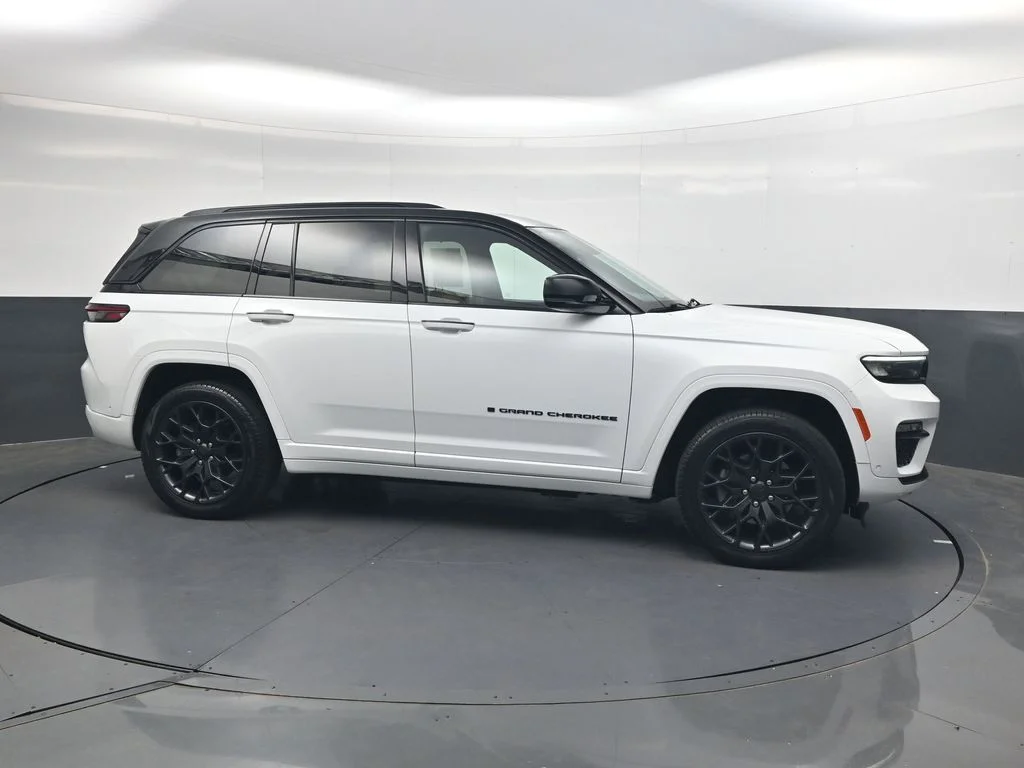 Used 2023 White Jeep Summit Reserve 4xe image 4