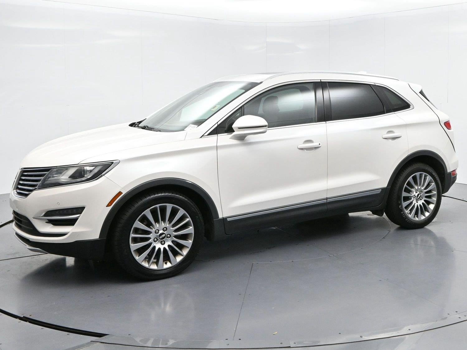 Used 2015 White Platinum Metallic Tri-Coat Lincoln FWD 4dr image 4