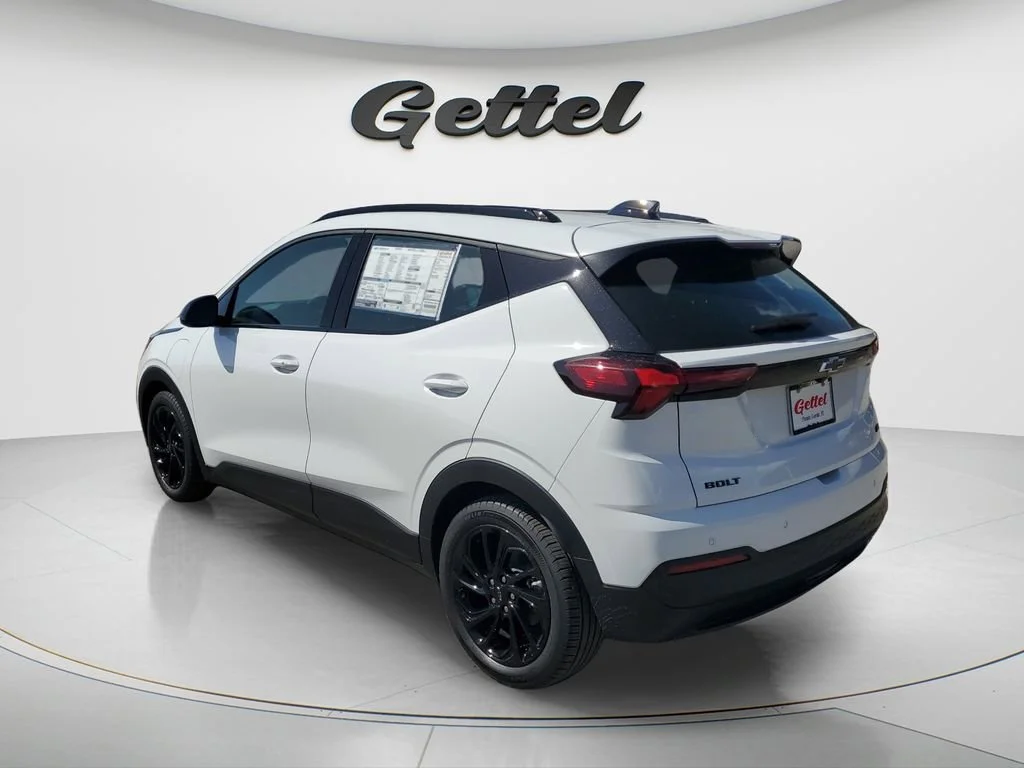 Used 2027 Summit White Chevrolet RS image 6