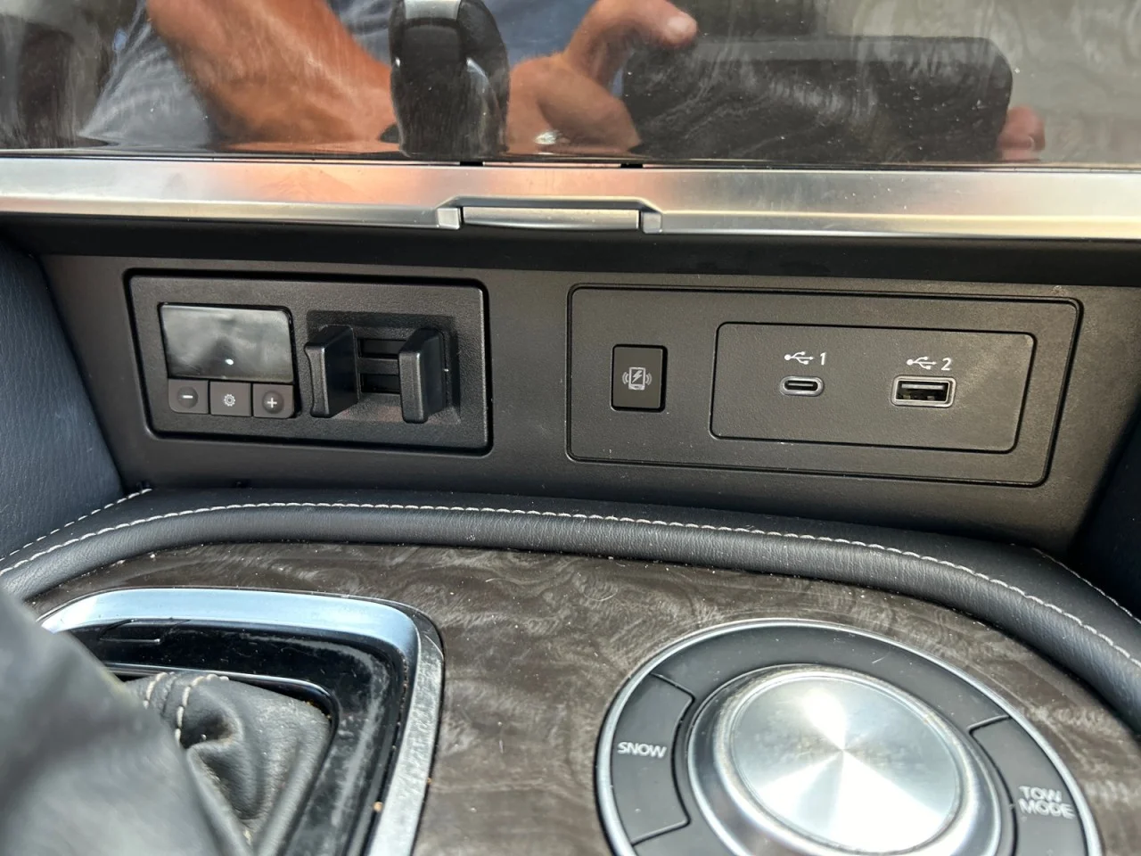 Used 2023 White Nissan Platinum image 13