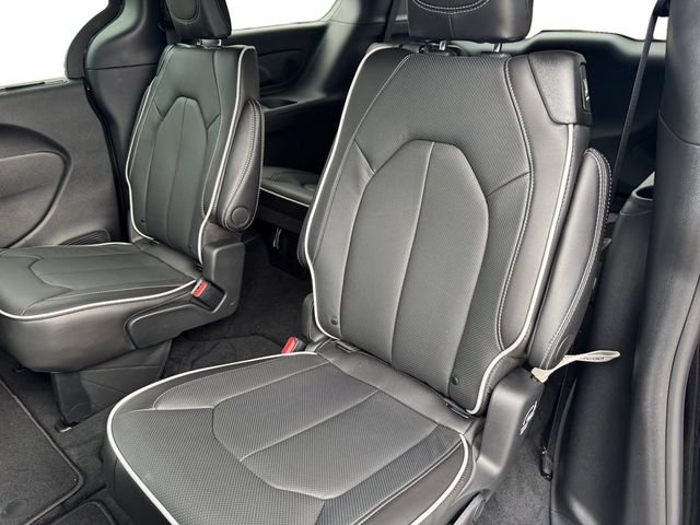 New 2026 Diamond Black Crystal Pearl-Coat Exterior Paint Chrysler Limited image 13