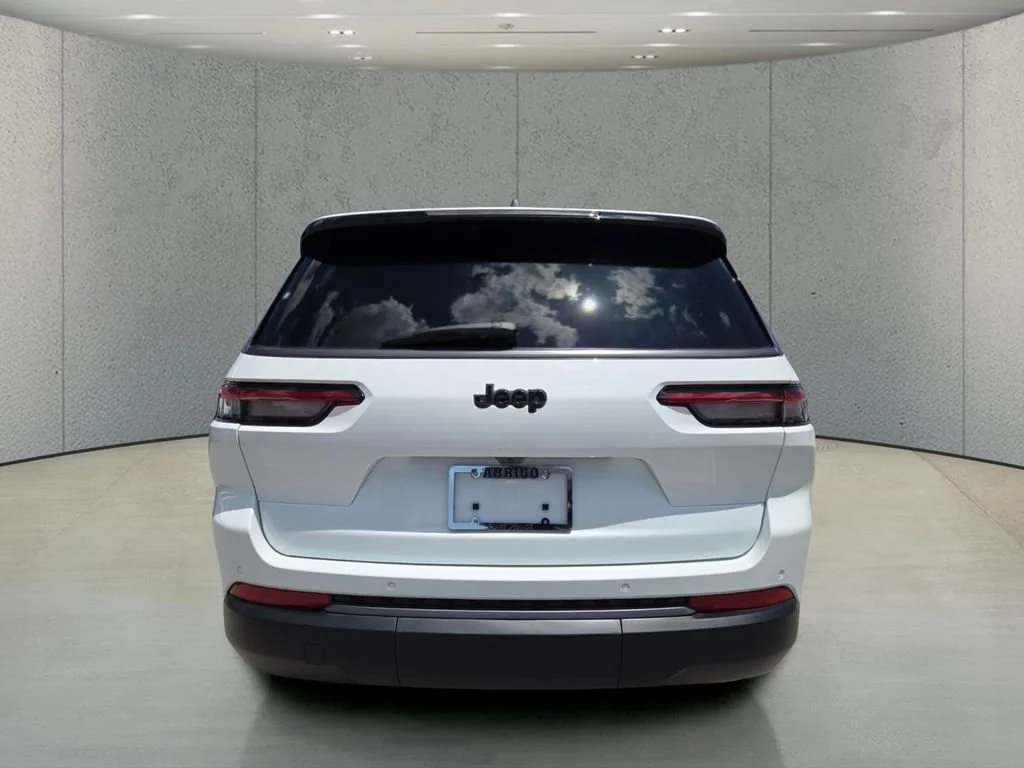 New 2026 Bright White Clear-Coat Exterior Paint Jeep Laredo Altitude image 5