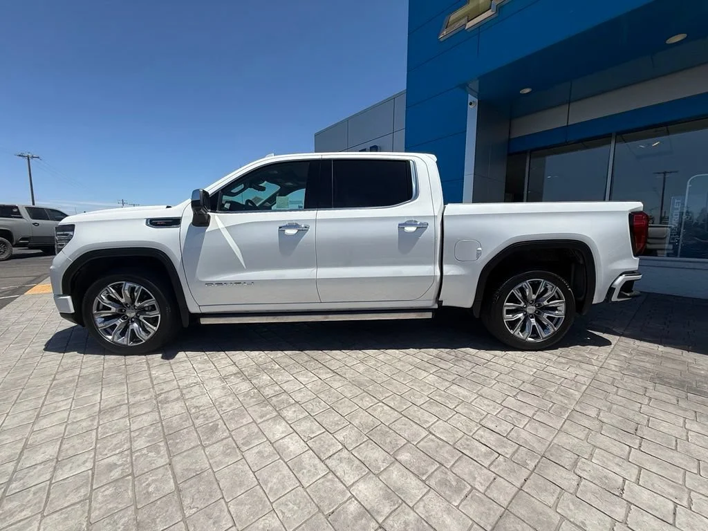 Used 2024 White Frost Tricoat GMC Denali image 7
